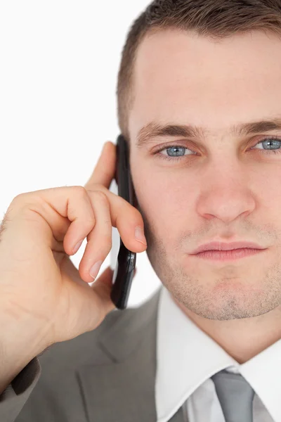Close up van een ernstige zakenman waardoor een telefoongesprek — Stockfoto