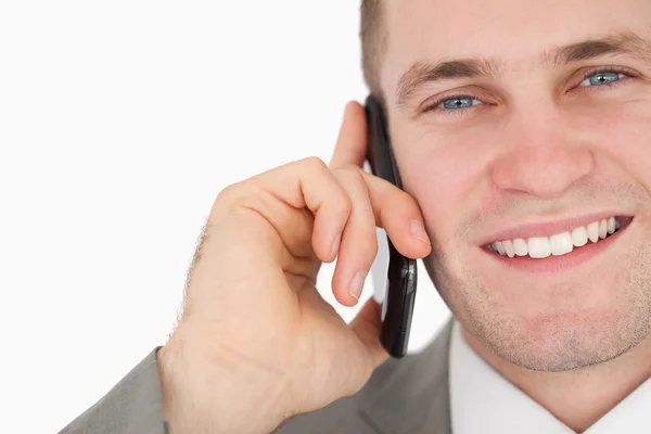 Κοντινό πλάνο ενός ευτυχής επιχειρηματίας πραγματοποίηση μιας τηλεφωνικής κλήσης — Φωτογραφία Αρχείου