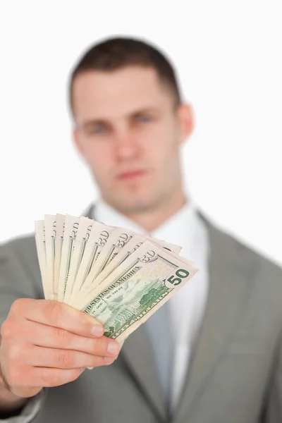 Porträt eines Geschäftsmannes, der Geldscheine zeigt — Stockfoto