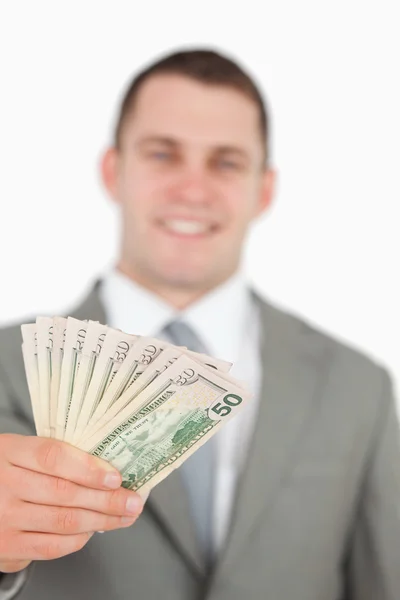 Porträt eines lächelnden Geschäftsmannes, der Geldscheine zeigt — Stockfoto