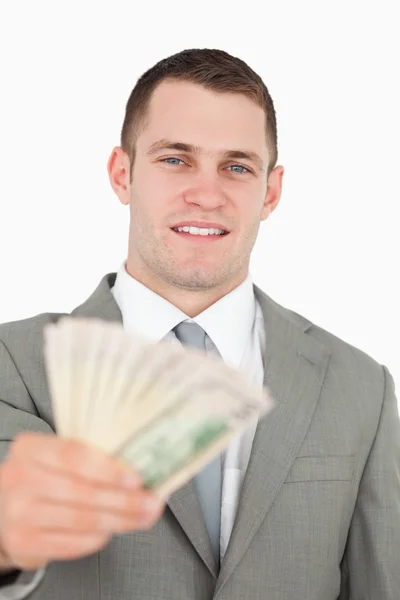 Porträt eines Geschäftsmannes, der Geldscheine verteilt — Stockfoto