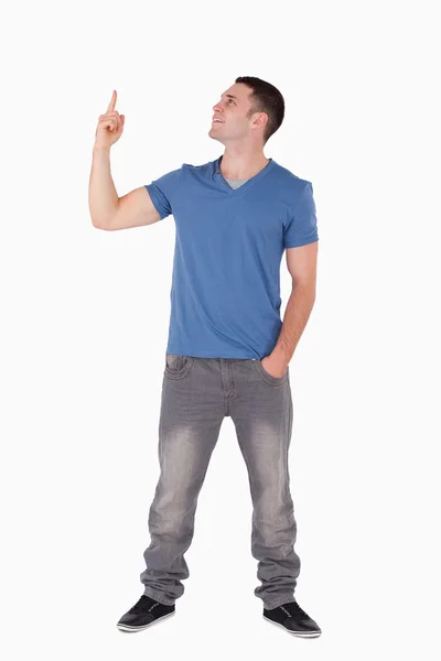Retrato de um jovem apontando para algo — Fotografia de Stock