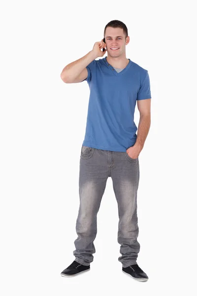 Portret van een jonge man waardoor een telefoongesprek — Stockfoto