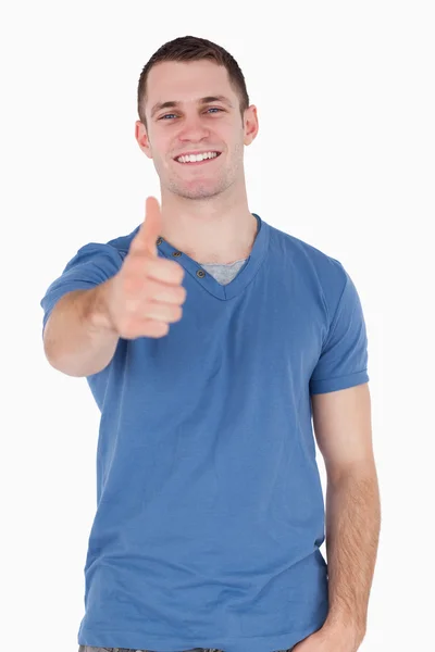 Portret van een jonge man met de duim omhoog — Stockfoto