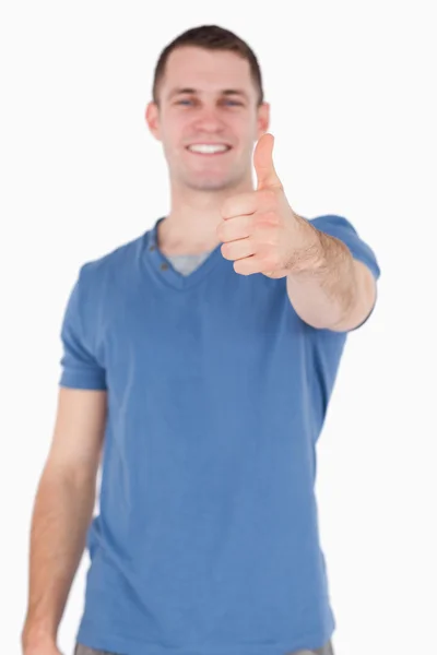 Retrato de un hombre sonriente con el pulgar hacia arriba — Foto de Stock