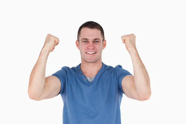 Lächelnder Mann mit erhobenen Fäusten — Stockfoto