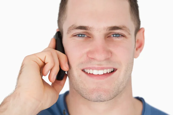 Gros plan d'un homme souriant au téléphone — Photo