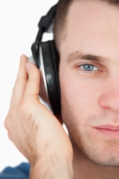 Zblízka muže poslouchat hudbu — Stock fotografie