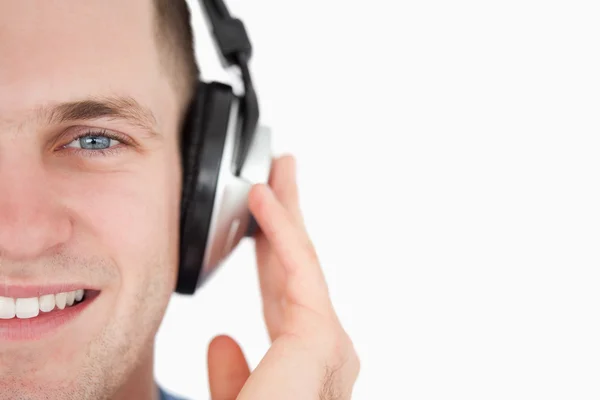 Närbild av en ung man lyssnar på musik — Stockfoto