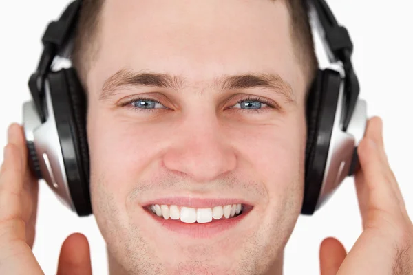 Primer plano de un hombre feliz escuchando música — Foto de Stock