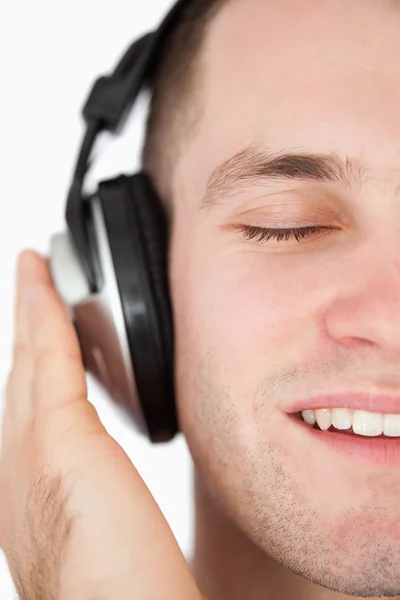 Primer plano de un hombre sereno escuchando música — Foto de Stock