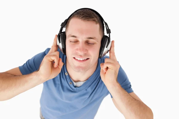 Joven escuchando música — Foto de Stock