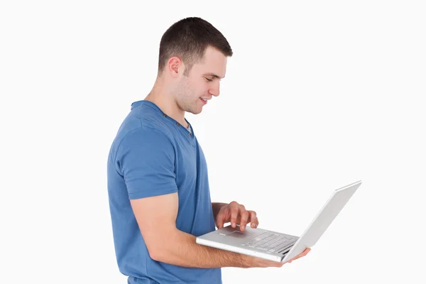 Adam dizüstü bilgisayar kullanıyor. — Stok fotoğraf