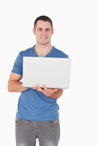 Bir laptop tutan bir adam portresi — Stok fotoğraf