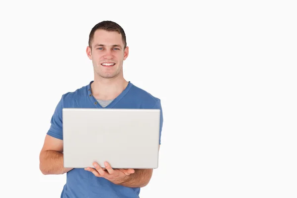 Hombre sosteniendo un ordenador portátil — Foto de Stock