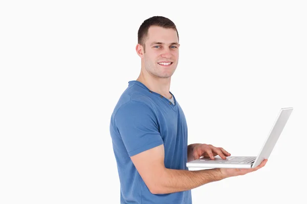 Sorrindo homem usando um laptop — Fotografia de Stock