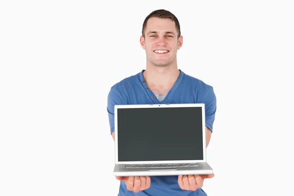 Человек показывает ноутбук — стоковое фото