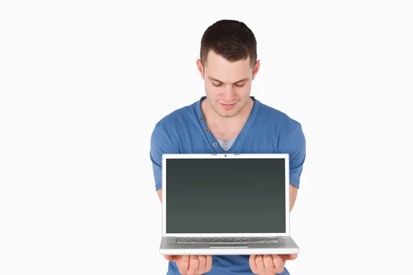男子看着一台笔记本电脑 — 图库照片