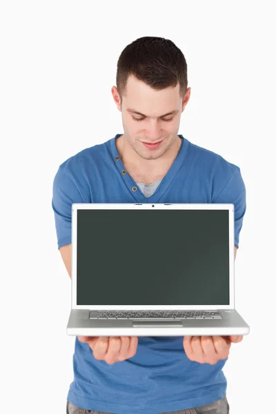 Портрет человека, смотрящего на ноутбук — стоковое фото