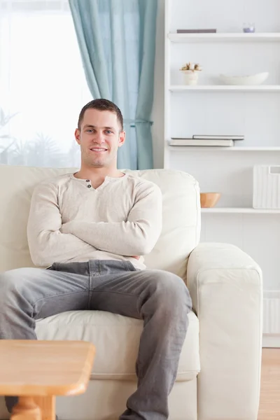 Portret mężczyzny siedzi na kanapie — Zdjęcie stockowe