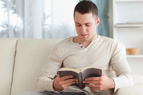 Jongeman die een boek leest — Stockfoto