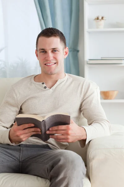 Portret van een man met een boek — Stockfoto