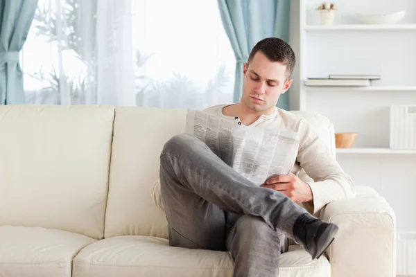 Muž čtení novin — Stock fotografie