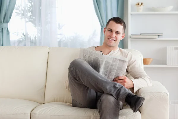 Sorrindo homem lendo um jornal — Fotografia de Stock