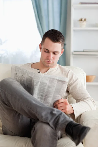 Porträtt av en man som läser en tidning — Stockfoto