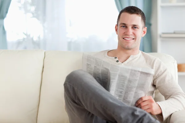 ハンサムな男が新聞を読んで — ストック写真
