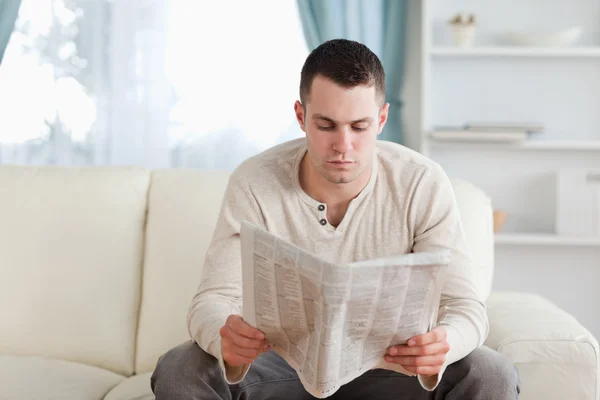 Poważny człowiek czytając gazetę — Zdjęcie stockowe