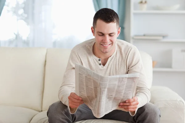 Homem feliz lendo um jornal — Fotografia de Stock