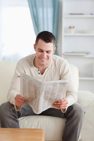 Портрет красивого мужчины, читающего газету — стоковое фото