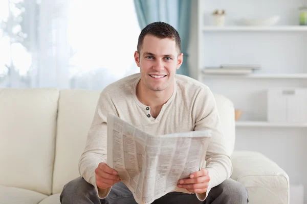 Hombre sosteniendo un periódico — Foto de Stock