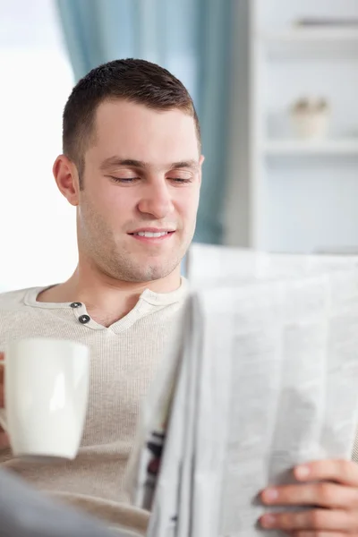 Portréja egy mosolygó ember, miután egy kávét a Hírek olvasása közben — Stock Fotó