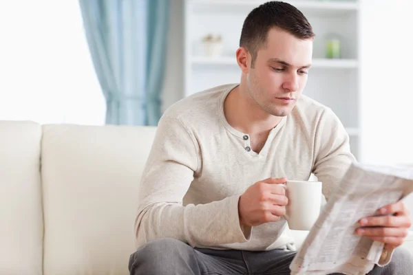Rustige man met een thee tijdens het lezen van het nieuws — Stockfoto