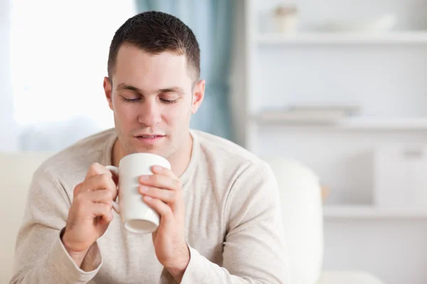 Hombre tomando un té — Foto de Stock