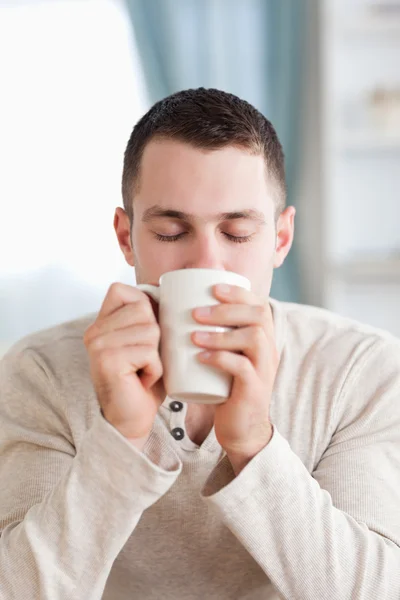 Portret mężczyzny spokojny o kawie — Zdjęcie stockowe