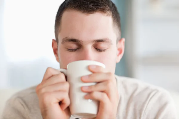 Bir kahve olan adam sakin ol — Stok fotoğraf