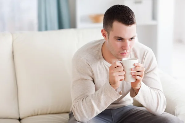 Young man having a coffee — Stock Photo, Image