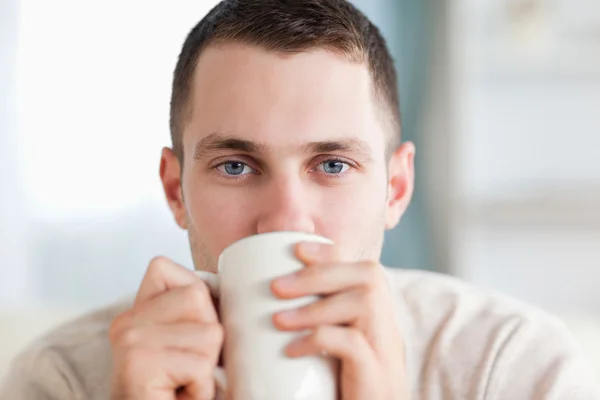 Bonito homem tomando um chá — Fotografia de Stock