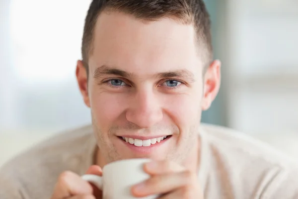 Крупный план человека, пьющего чай — стоковое фото