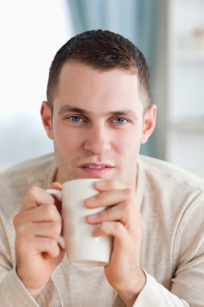 Портрет человека, пьющего чай — стоковое фото
