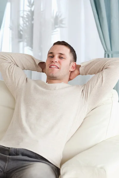 Retrato de un hombre relajándose en un sofá — Foto de Stock