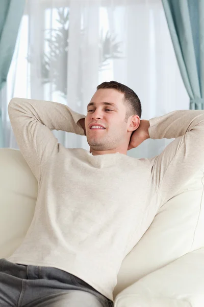 Podobizna mladého muže relaxační na pohovce — Stock fotografie