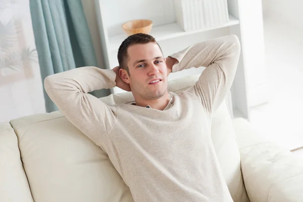 Muž relaxační na gauči — Stock fotografie