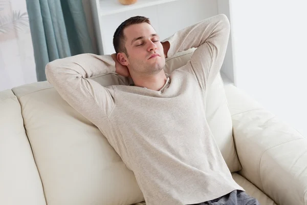 Hombre descansando en un sofá —  Fotos de Stock