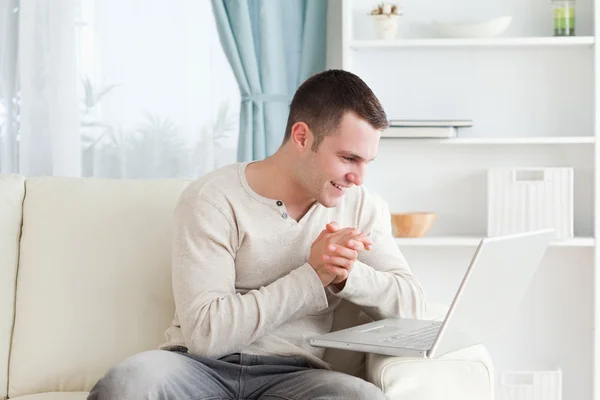 Mutlu bir adam bir dizüstü bilgisayar kullanarak — Stok fotoğraf