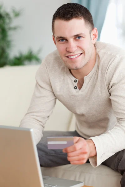 Portrait of a man using a laptop to book holidays — Stock Photo, Image