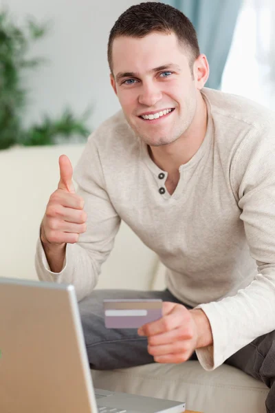 Retrato de um homem comprando on-line com o polegar para cima — Fotografia de Stock